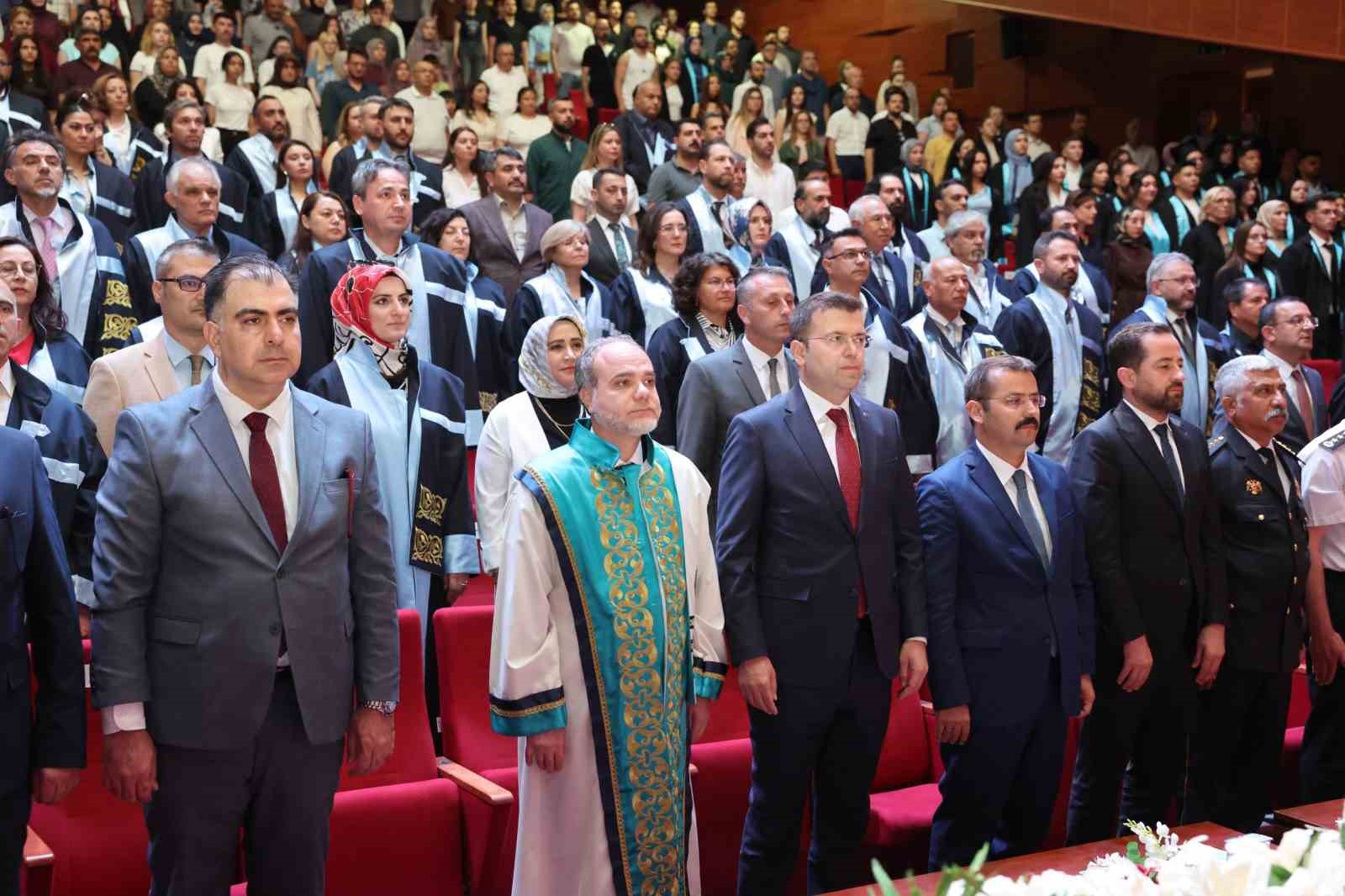 N&Ouml;H&Uuml;&rsquo;de mezuniyet sevinci