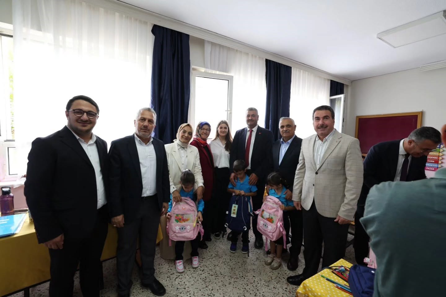 Dilovası&rsquo;nda okula yeni başlayan miniklere kırtasiye malzemesi dağıtıldı