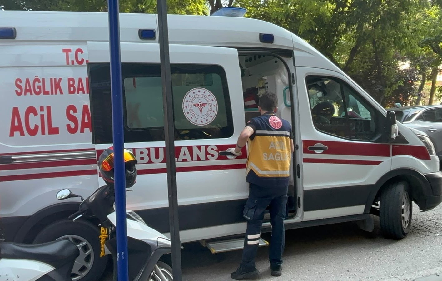 Kazada yaralanan yolcuya esnaftan sandalyeli destek