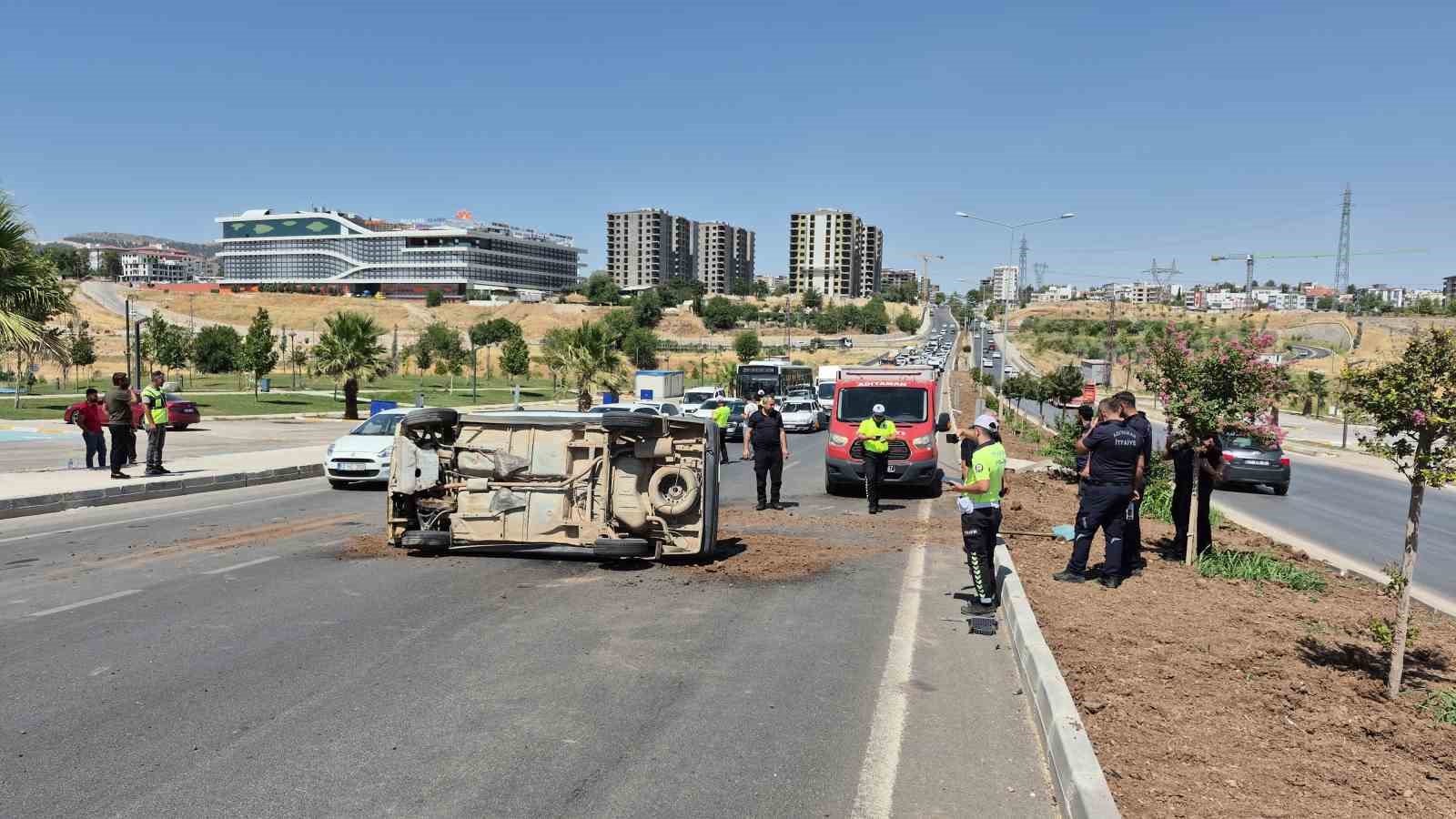 Otomobil refüje çarparak takla attı: 1 yaralı