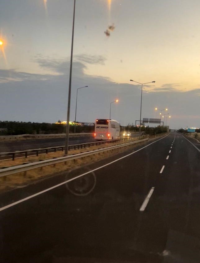 Birecik’te otoyolda tehlikeli anlar: Yolcu otobüsü ters yönde ilerledi