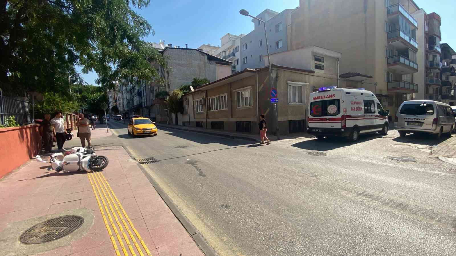 Otomobilin çarptığı motosiklet kaldırıma çıktı: 1 yaralı