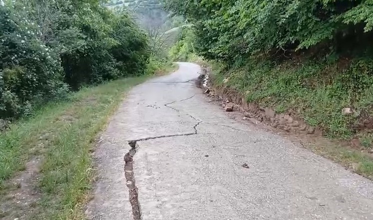 Tokat’ta heyelan korkusuyla vatandaşlar evlerine giremiyor