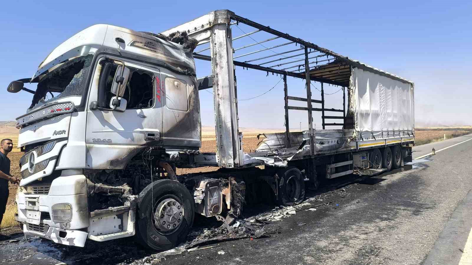 Mardin’de seyir halindeki tırda çıkan yangın söndürüldü