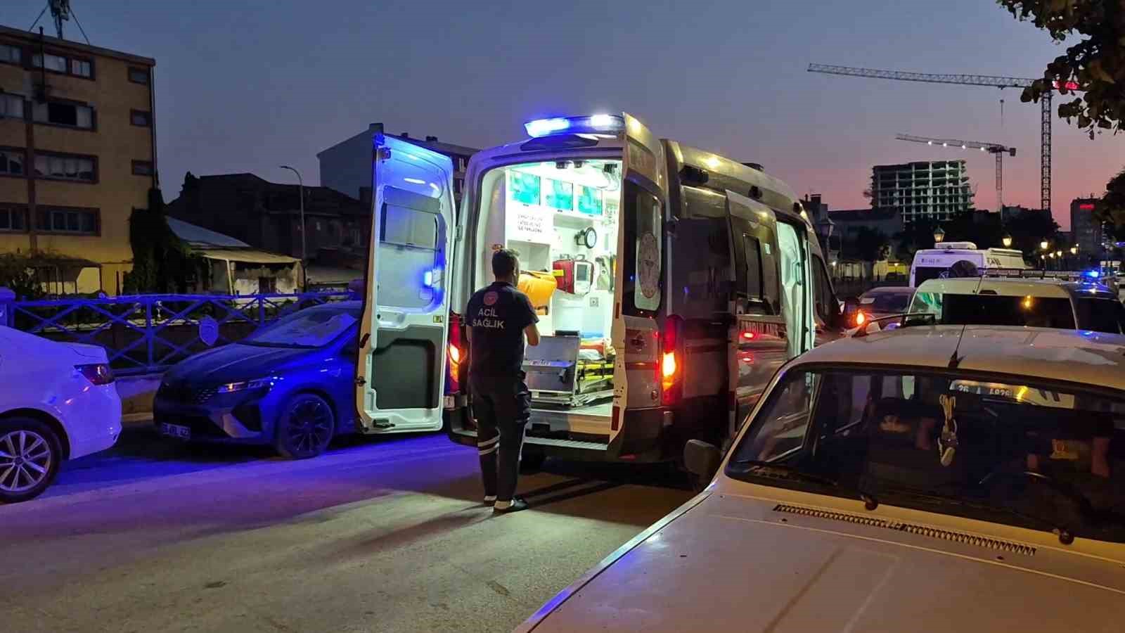 Alkol alıp bayılan şahıstan yardım etmeye çalışan ekiplere tepki: "Sen beni tanıyor musun?"