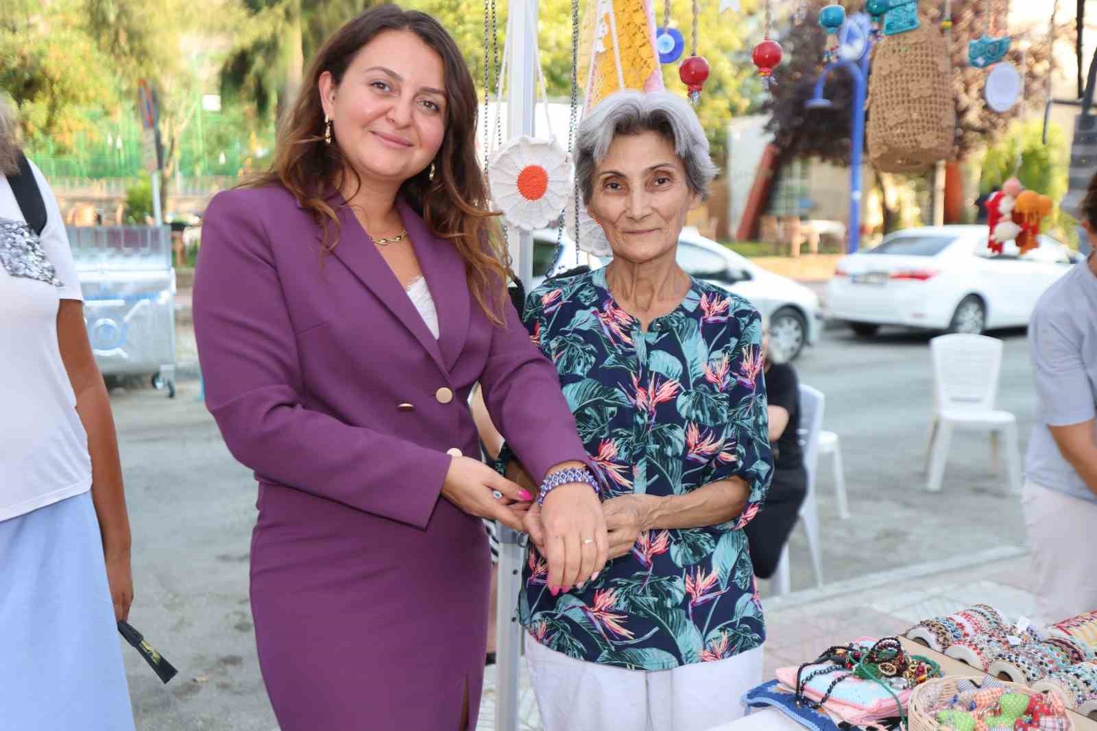 Kadınların el emeği gece pazarında g&ouml;r&uuml;c&uuml;ye &ccedil;ıktı