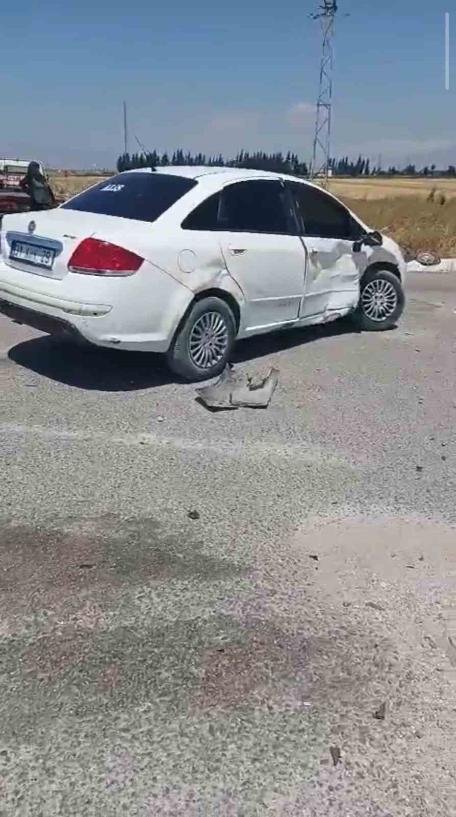 Hatay&rsquo;da iki otomobil &ccedil;arpıştı: 6 yaralı