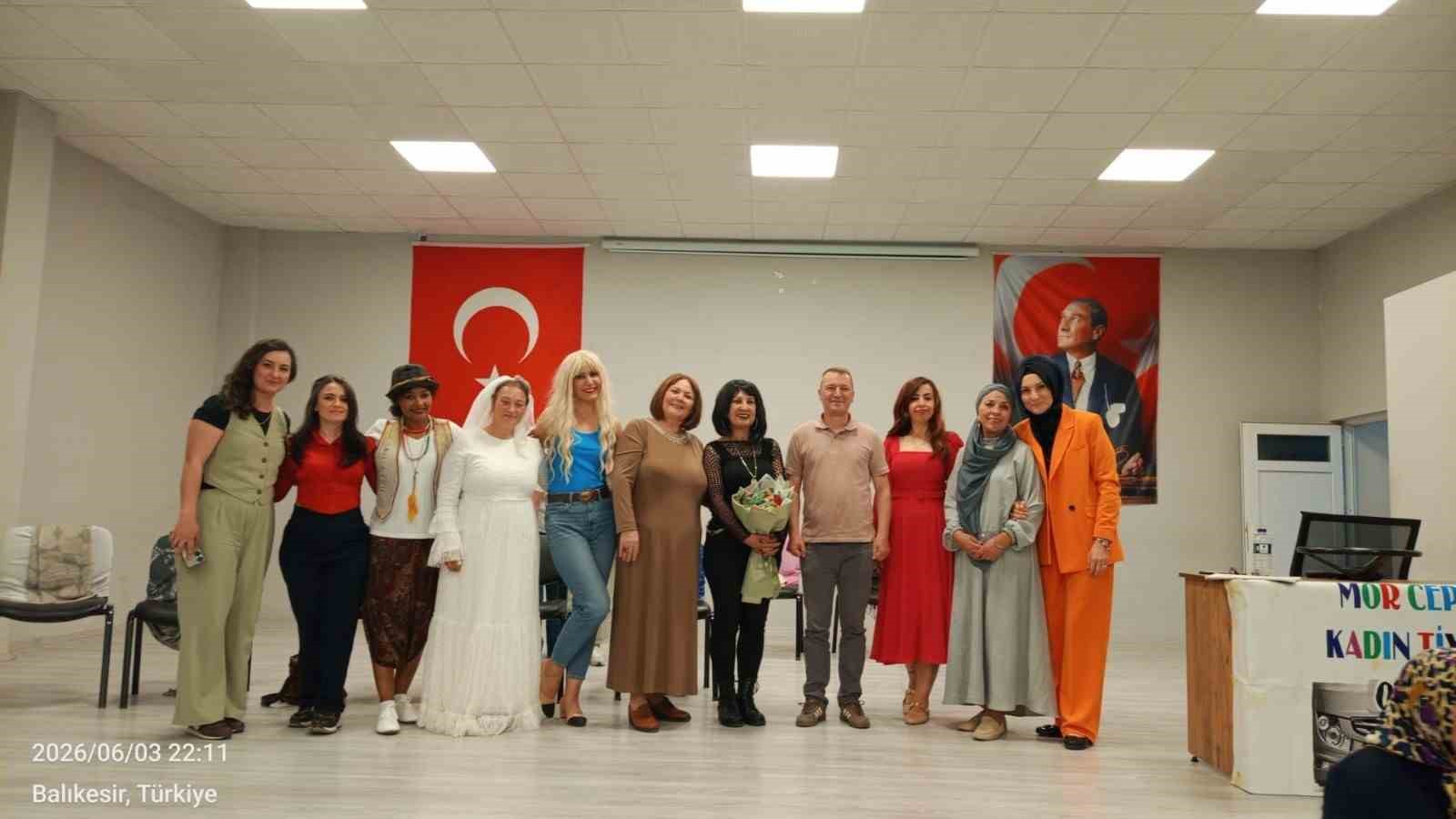 Kepsutlu kadınların oynadığı tiyatro oyunu ilgi g&ouml;rd&uuml;