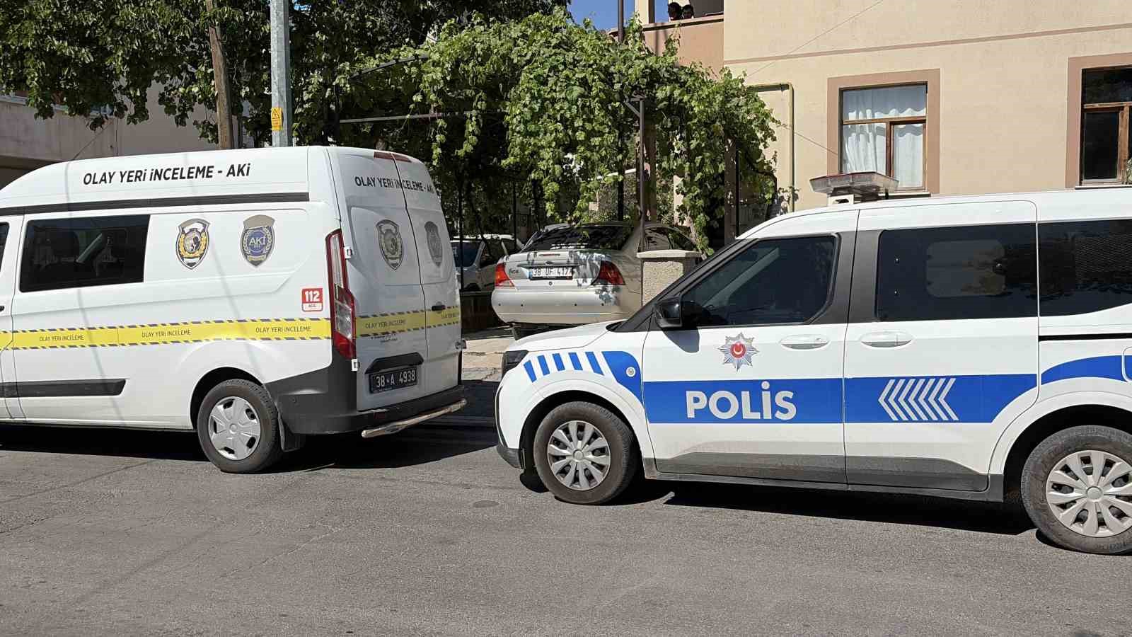 Göğsünden bıçaklanan genç yaralandı
