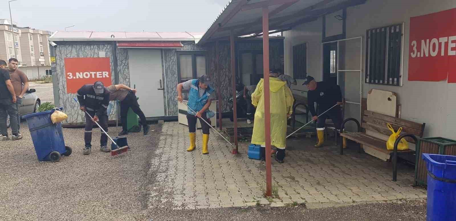 Şiddetli yağış sonrası Antakya&rsquo;da temizlik ekipleri sahaya &ccedil;ıktı
