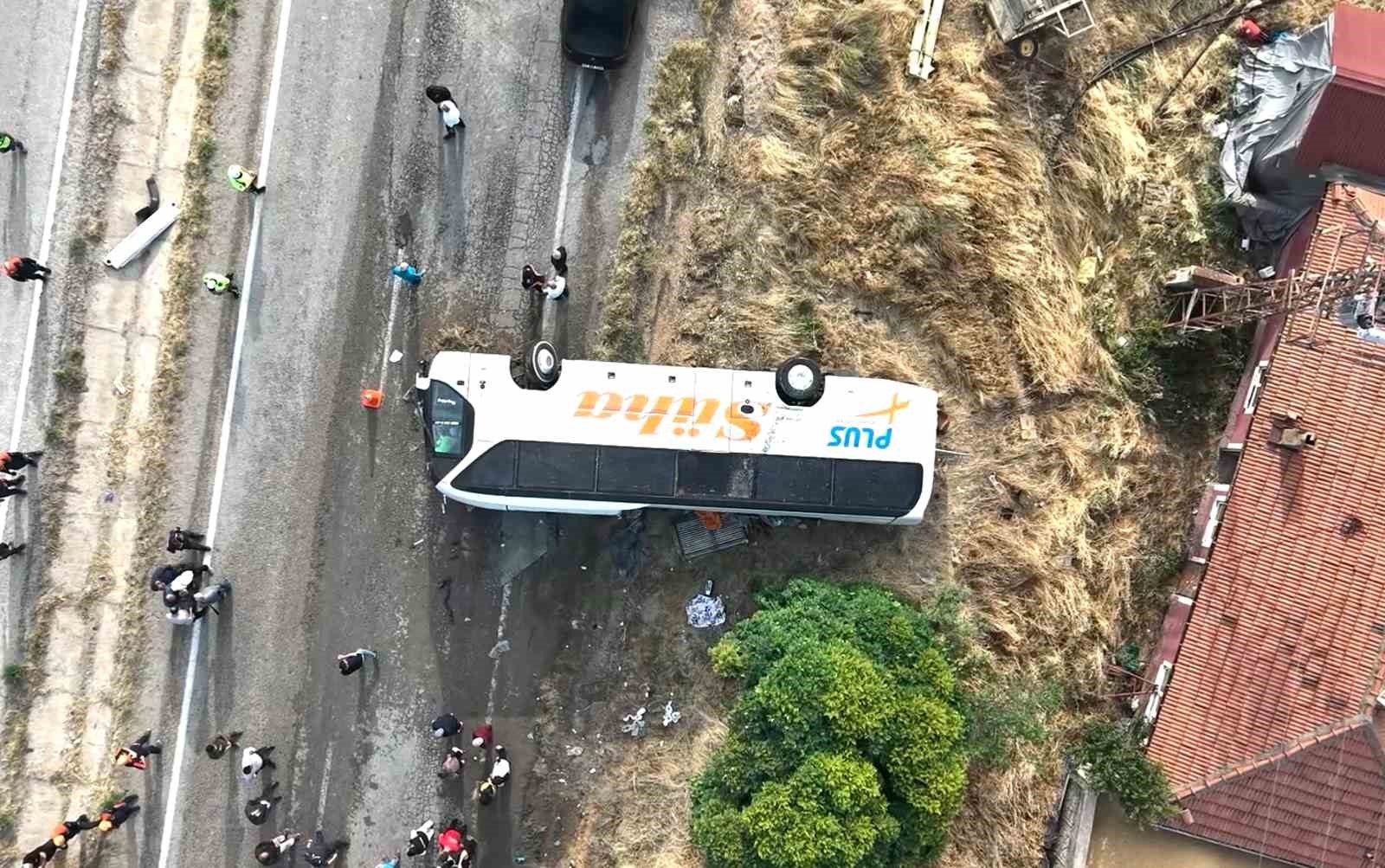 1 kişinin öldüğü, 40 kişinin yaralandığı otobüs kazası kamerada