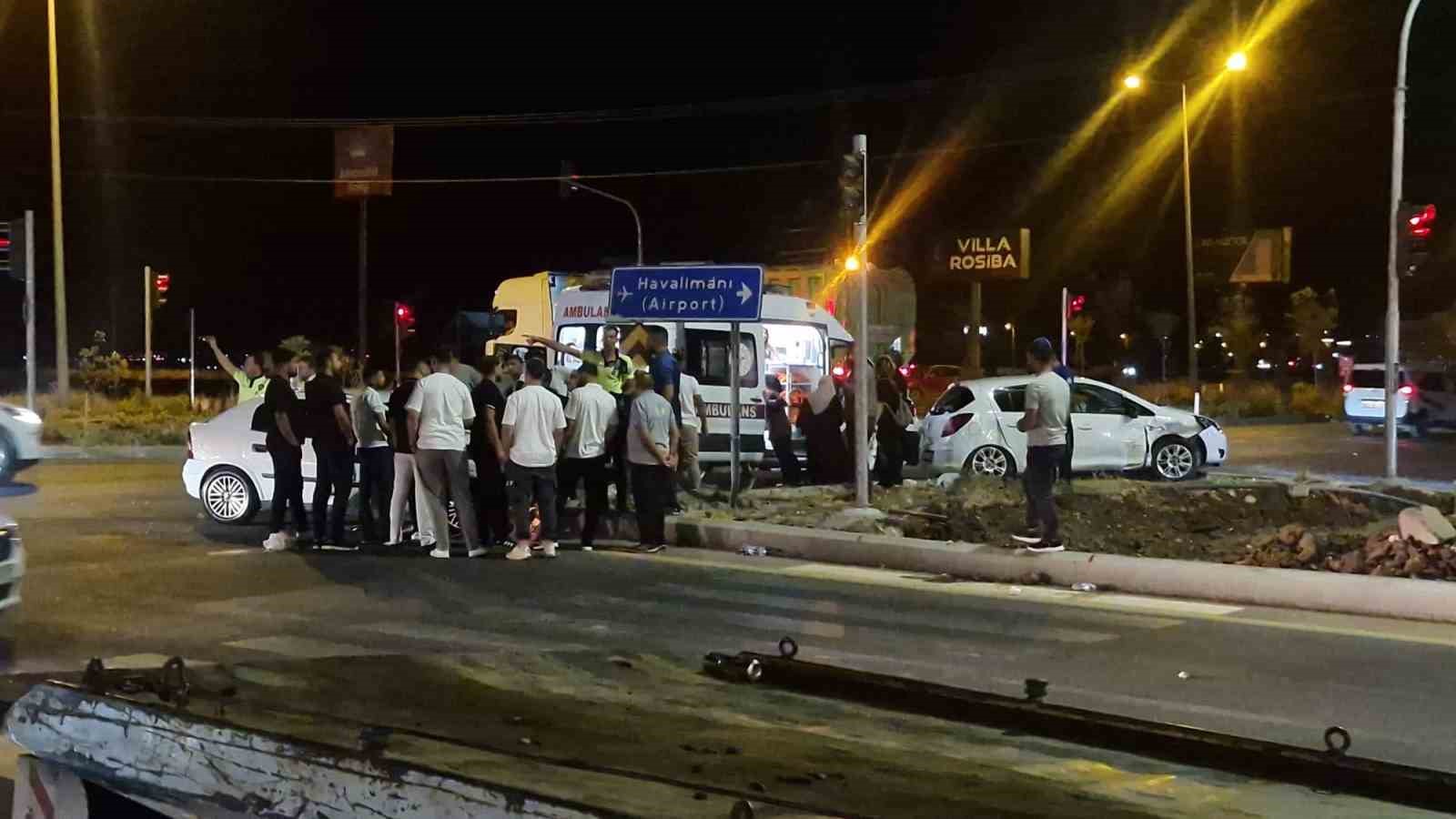 Diyarbakır&rsquo;da 2 otomobilin &ccedil;arpıştığı kazada 7 kişi yaralandı