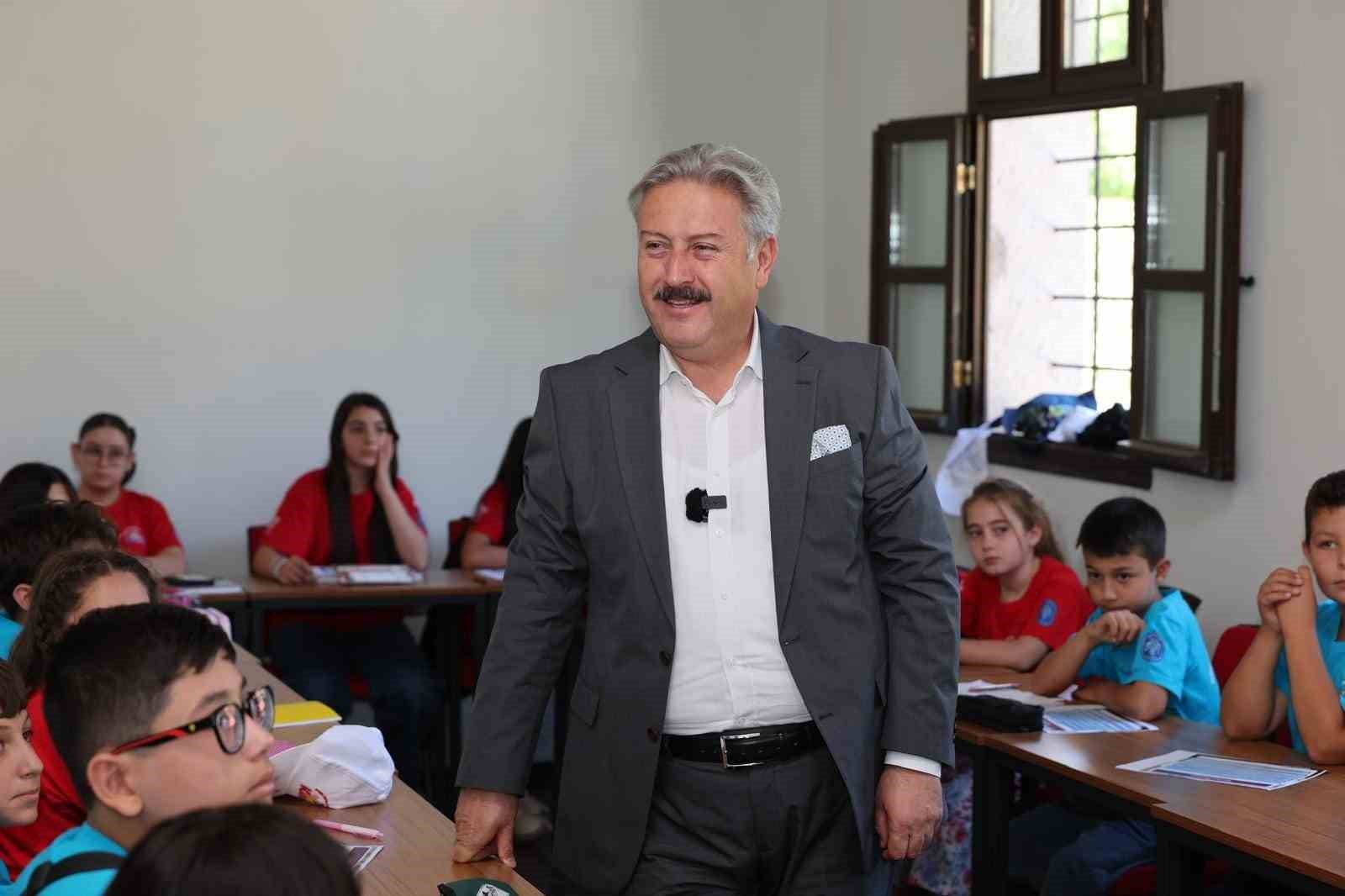Çocuklar Melikgazi’nin İngilizce kampında hem öğrendi hem eğlendi