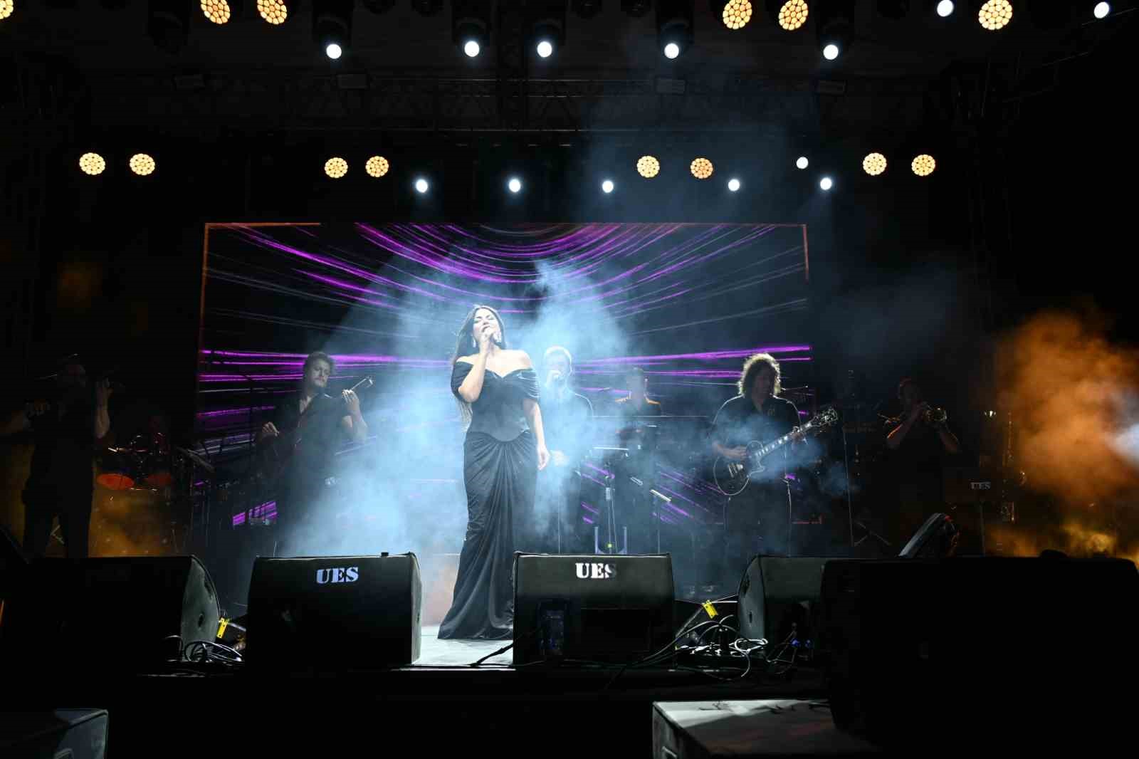 Demirci Kurtuluş Festivalinde sanatçı Zara sahne aldı