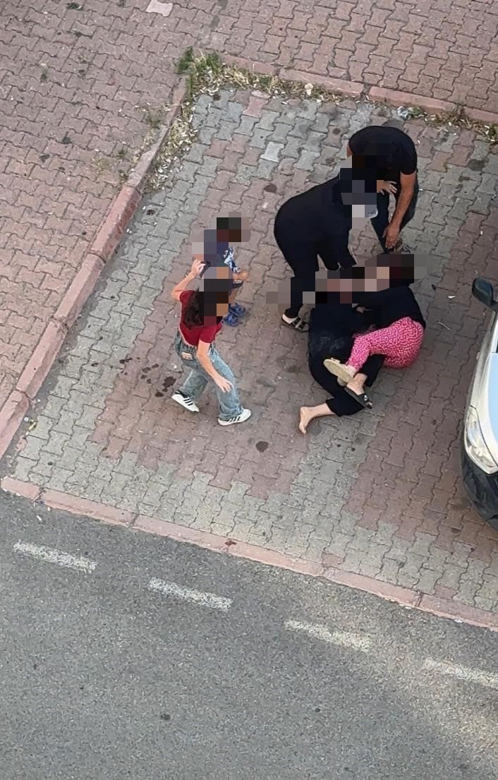 Kayseri’de iki kadının saç başa kavgası kamerada