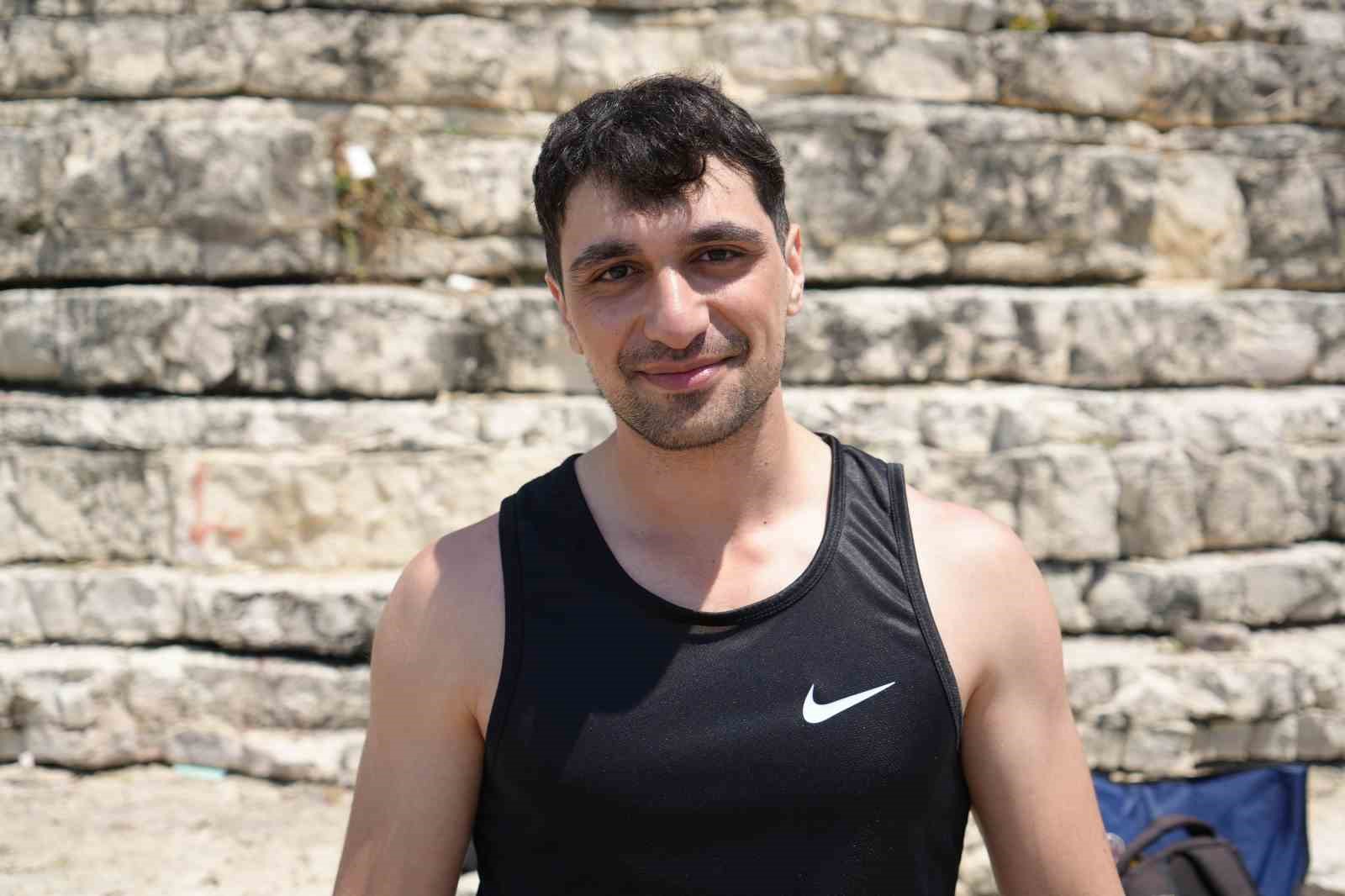 Kayalıklardan Karadeniz&rsquo;in serin sularına atladılar