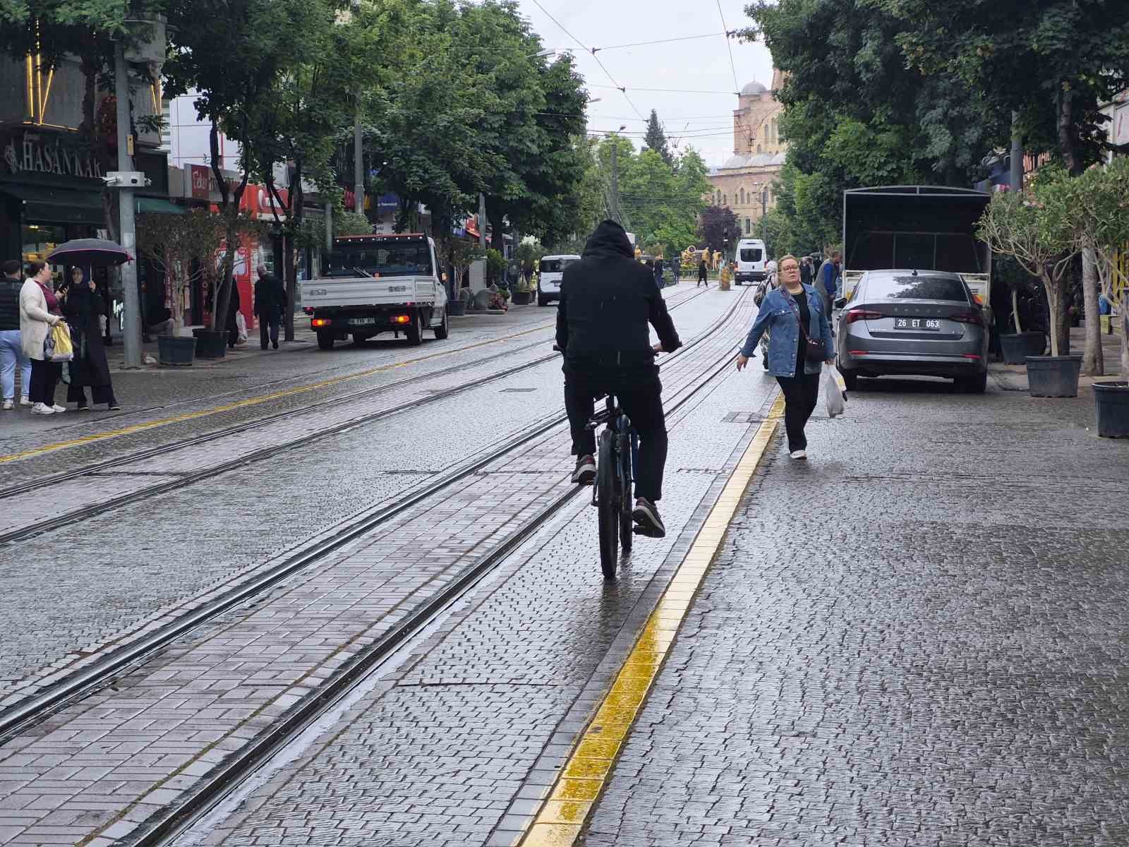 Eskişehir g&uuml;ne hafif sağanakla başladı