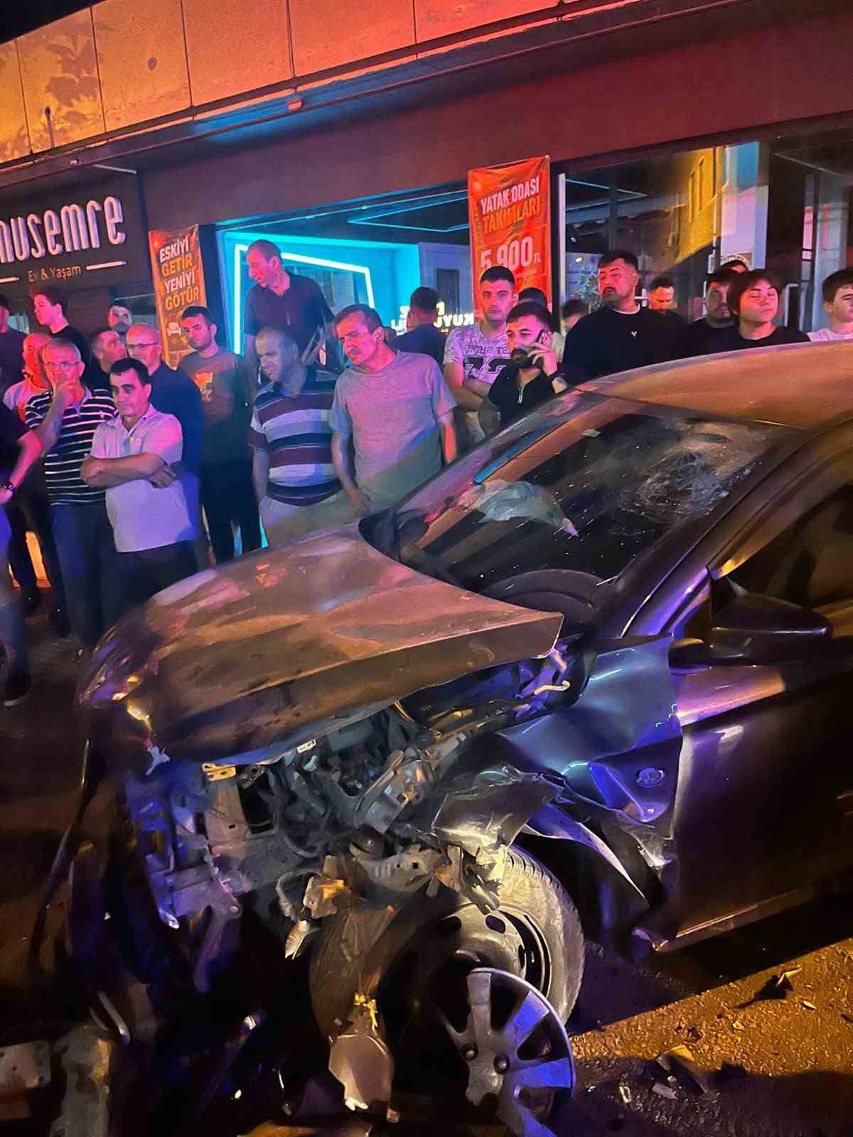 Bursa’da kontrolden çıkan otomobil karşı şeride geçti: 2 yaralı