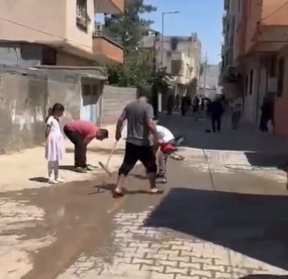 Batman’da onarım sonrası temizlenmeyen yolları vatandaşlar temizledi