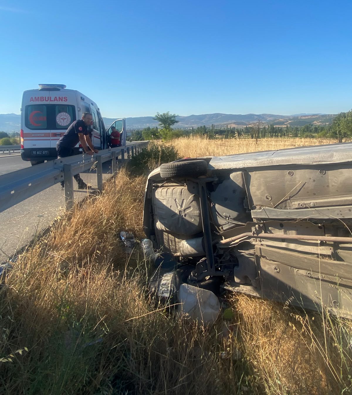 Bigadiç’te araç şarampole uçtu; 2 yaralı