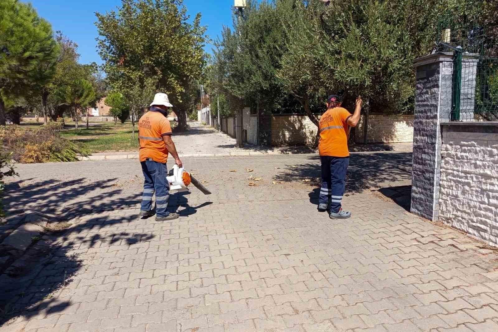 Efeler&rsquo;de temizlik mesaisi s&uuml;r&uuml;yor