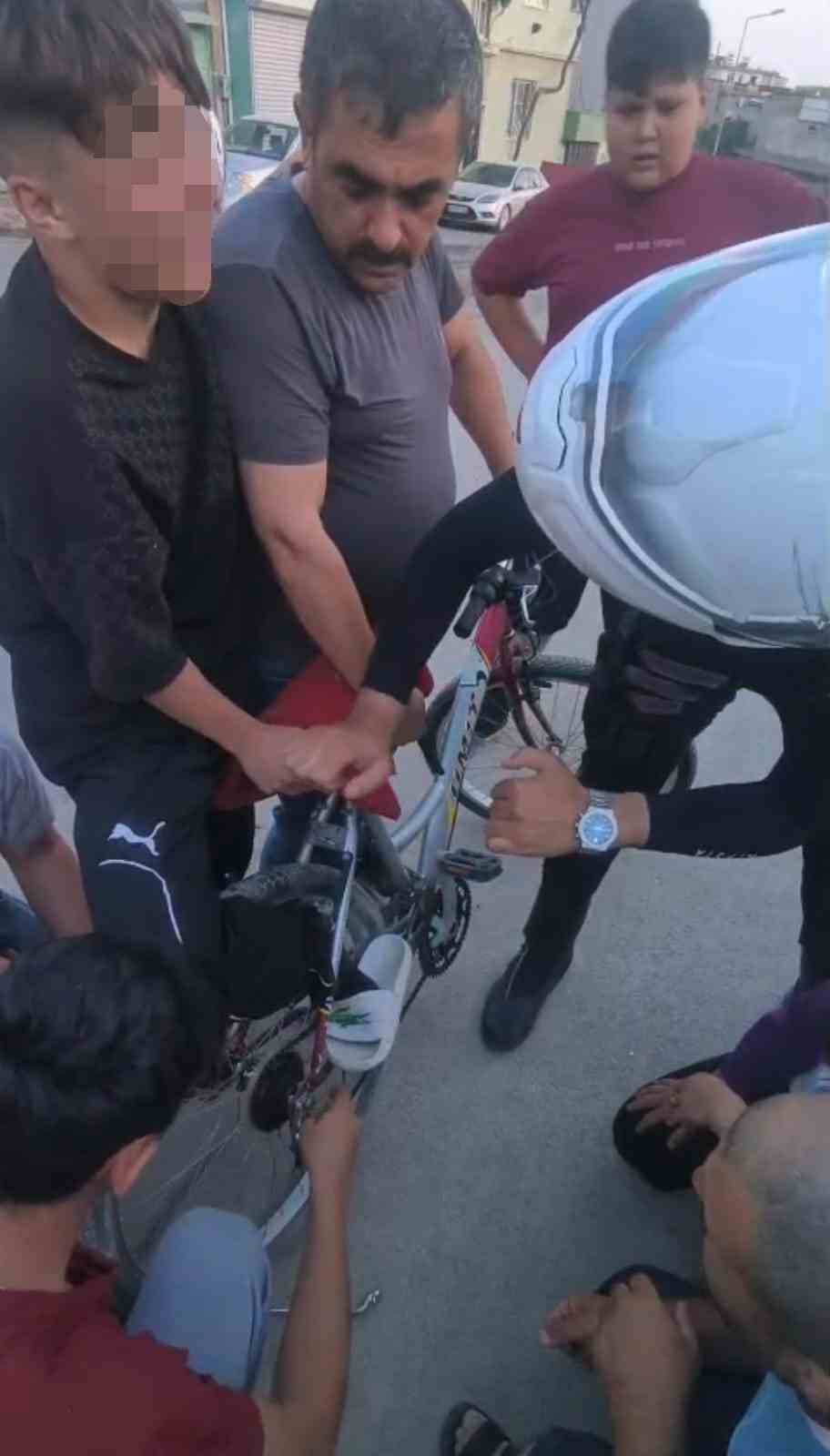 Ayağı bisiklete sıkışan çocuğun yardımına Yunus polisleri yetişti