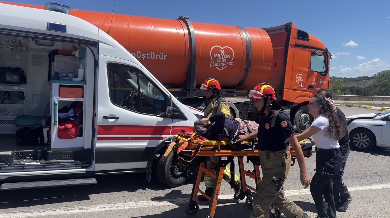 Pendik’te otomobillerin çarpıştığı kazada 2 kişi yaralandı