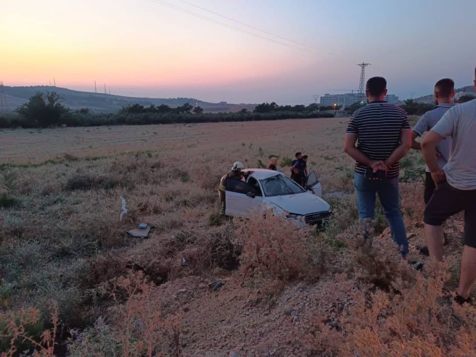 İskenderun&rsquo;da otomobil tarlaya u&ccedil;tu