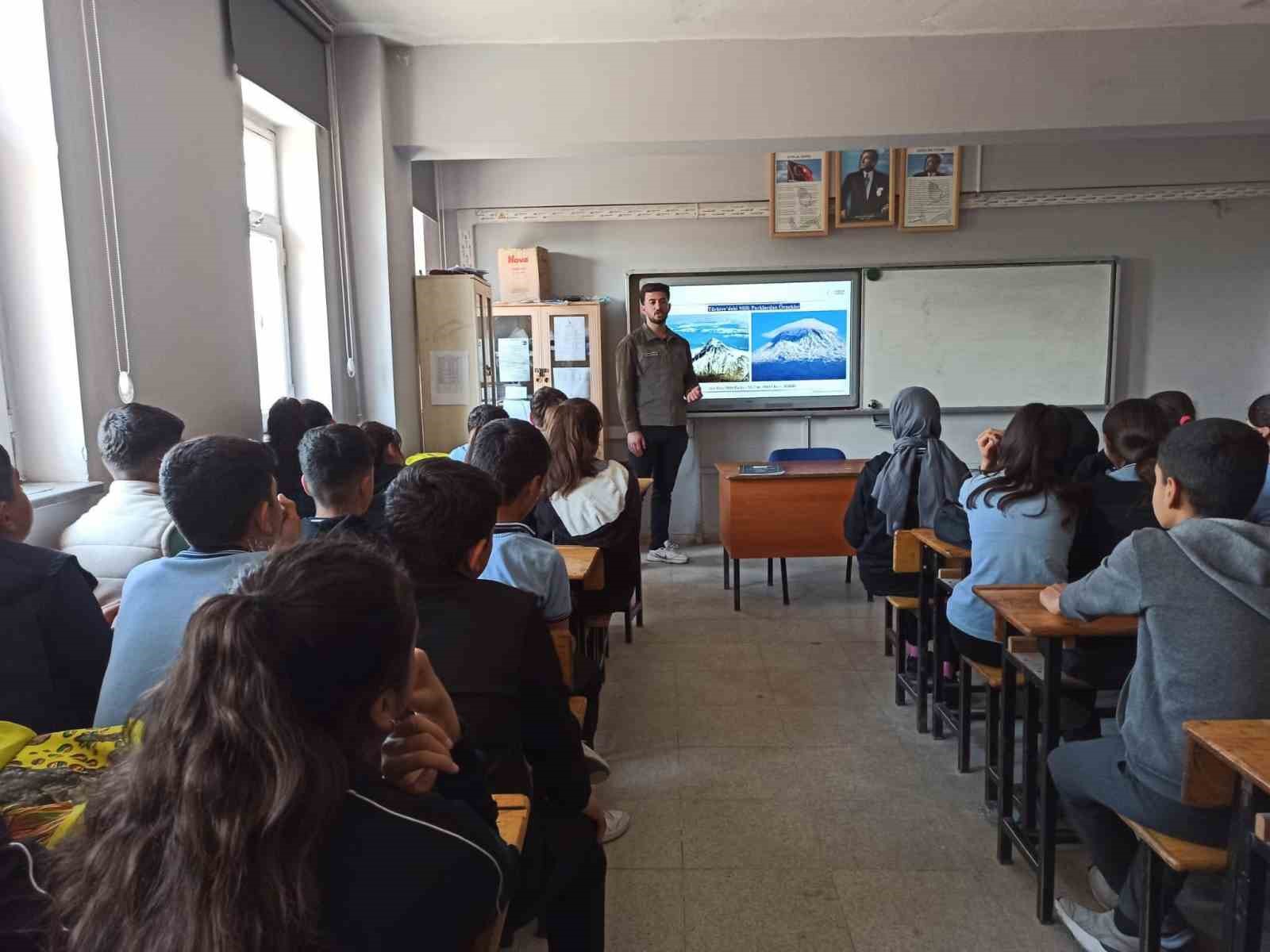 Iğdır&rsquo;da "Doğa &Ouml;nc&uuml;leri Projesi" kapsamında &ouml;ğrencilere doğa ve kuş eğitimi