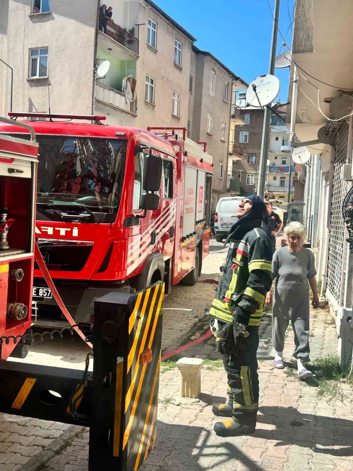 Elazığ&rsquo;da &ccedil;atı yangını