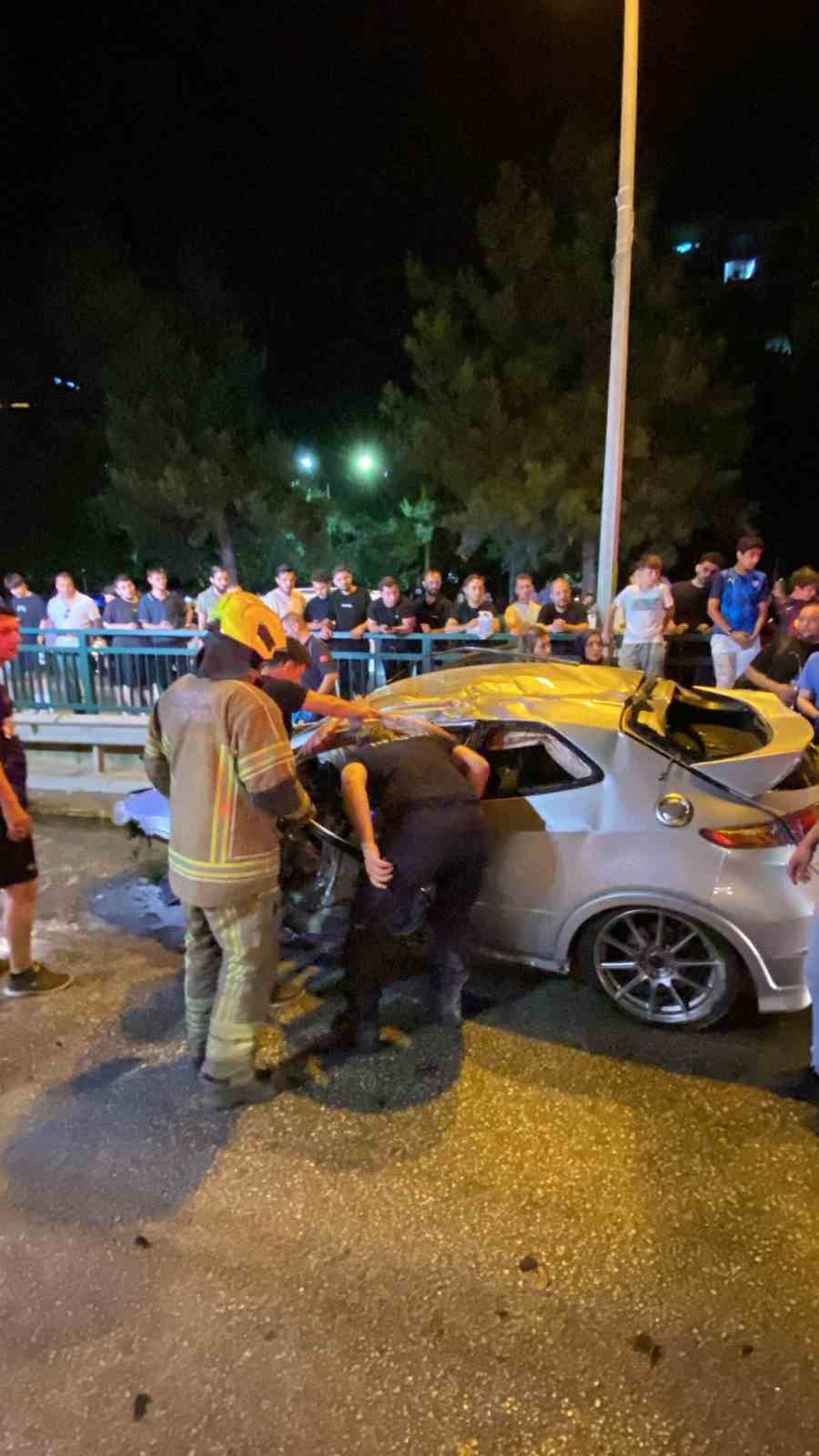 Bursa’da otomobil bariyerlere çarpıp böyle takla attı...Feci kaza kask kamerasında