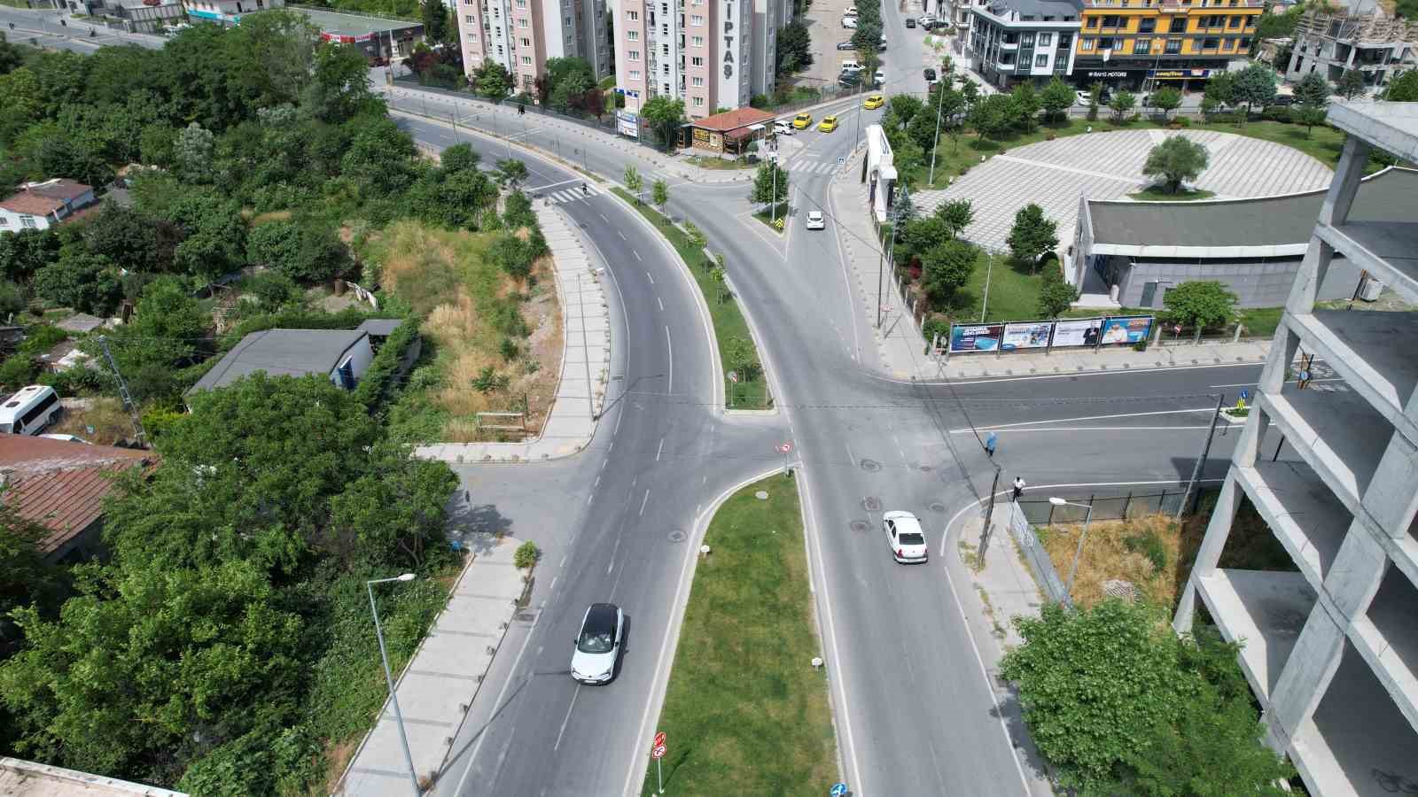 Arnavutköy’de tehlikeli kavşak vatandaşları isyan ettirdi