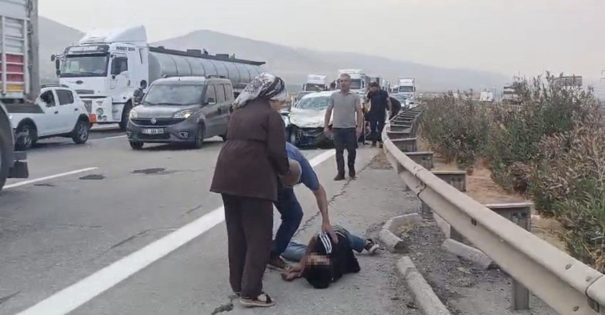 Kontrolden çıkan otomobil tıra ve bariyerlere çarptı: 3 yaralı
