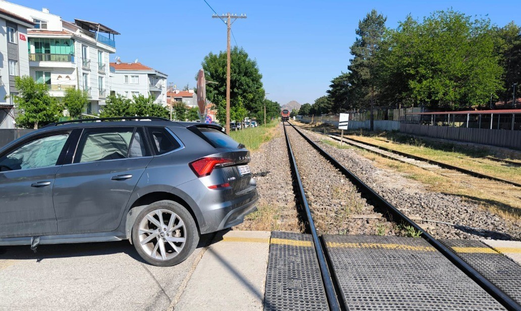 Trenin çarptığı otomobilin sürücüsü yaralandı