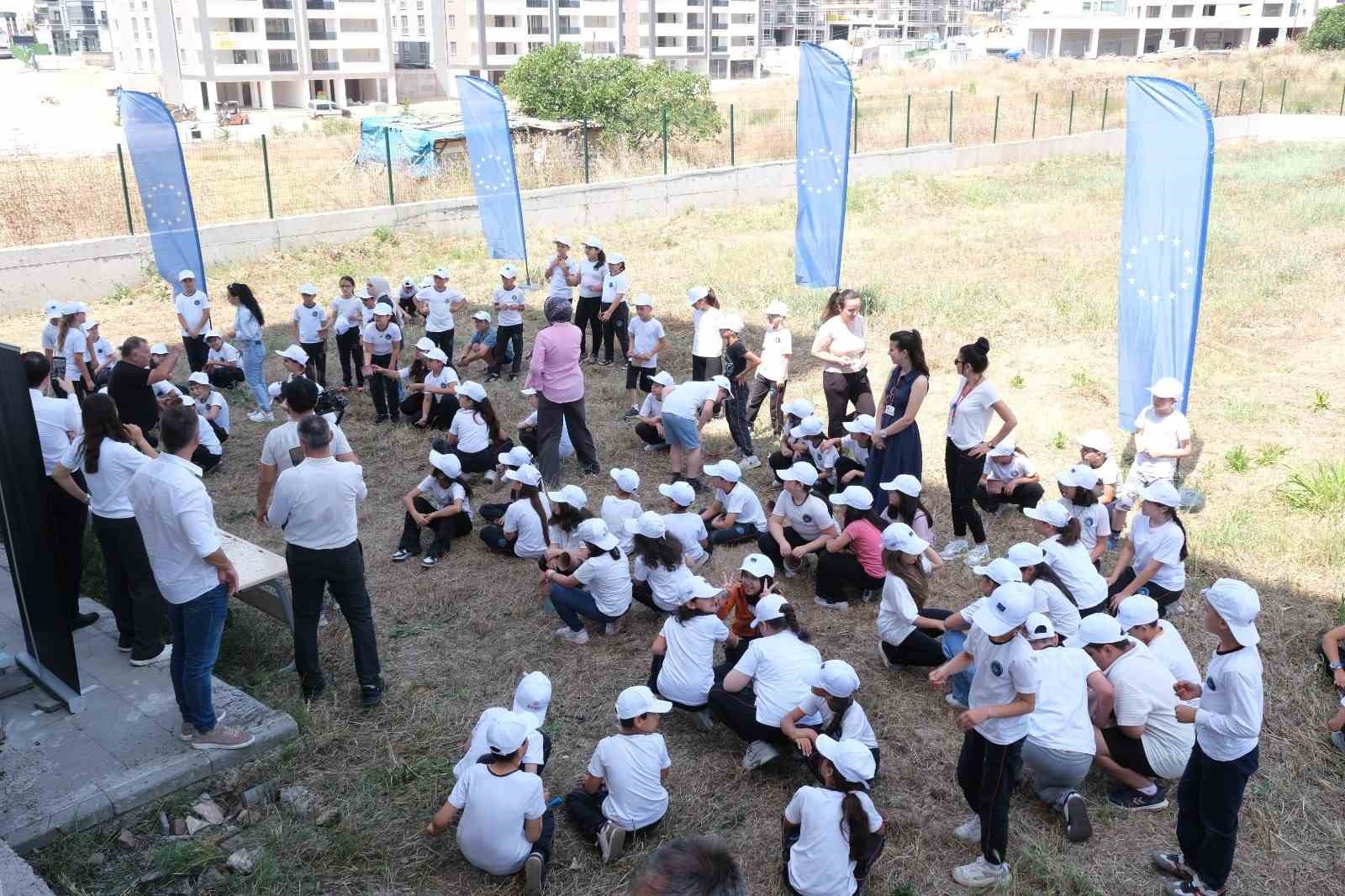 Minik öğrenciler fide dikerek doğa bilinci kazandı