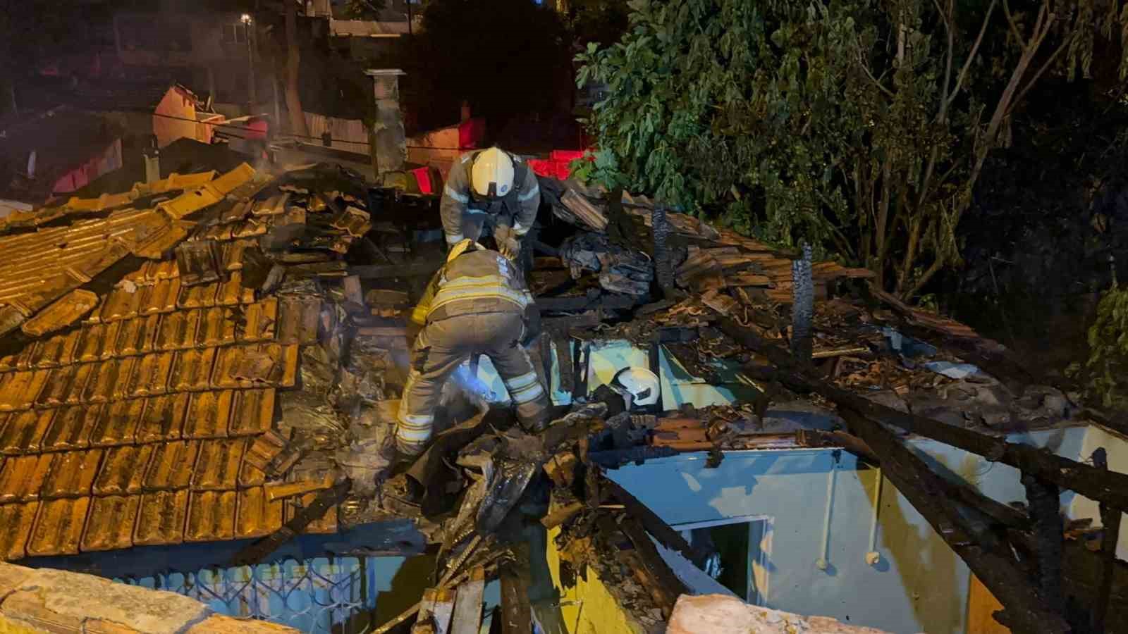 Gaziosmanpaşa’da 3 gecekondu alevlere teslim oldu