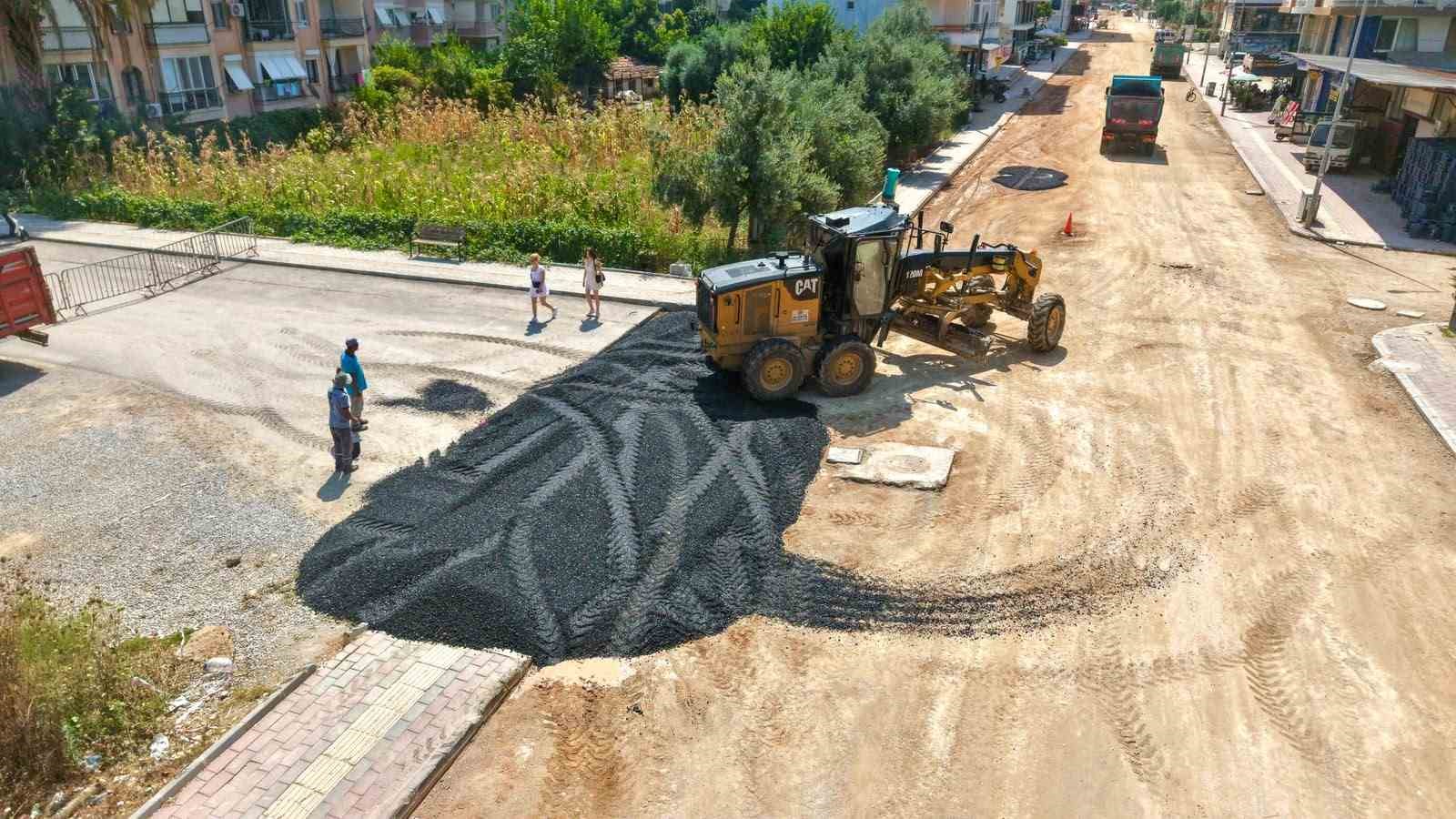 Alanya Mahmutlar Mahallesi’nde sıcak asfalt çalışmaları ilerliyor