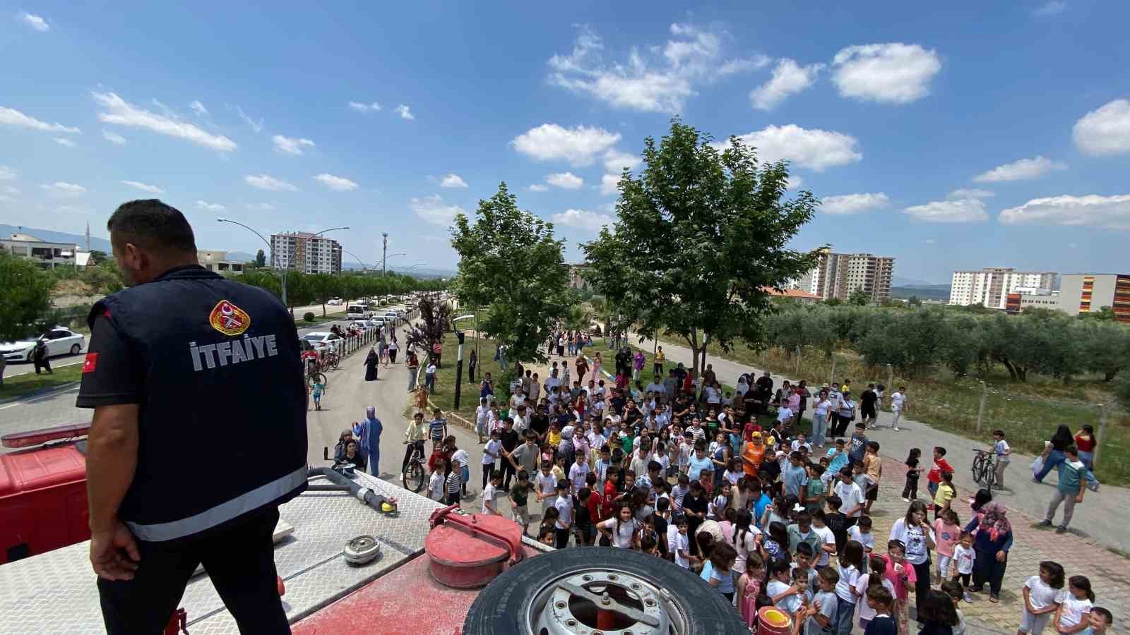 Karne şenliğinde itfaiyeden serinleten s&uuml;rpriz