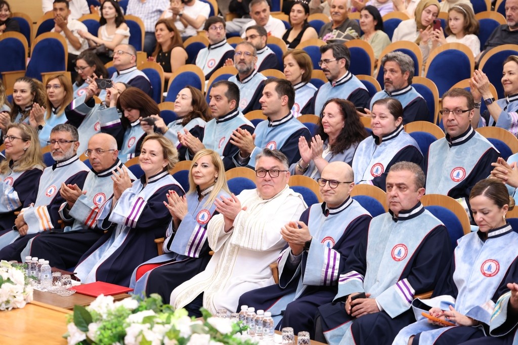 BEUN&rsquo;da gen&ccedil; doktorlar meslek hayatına uğurlandı