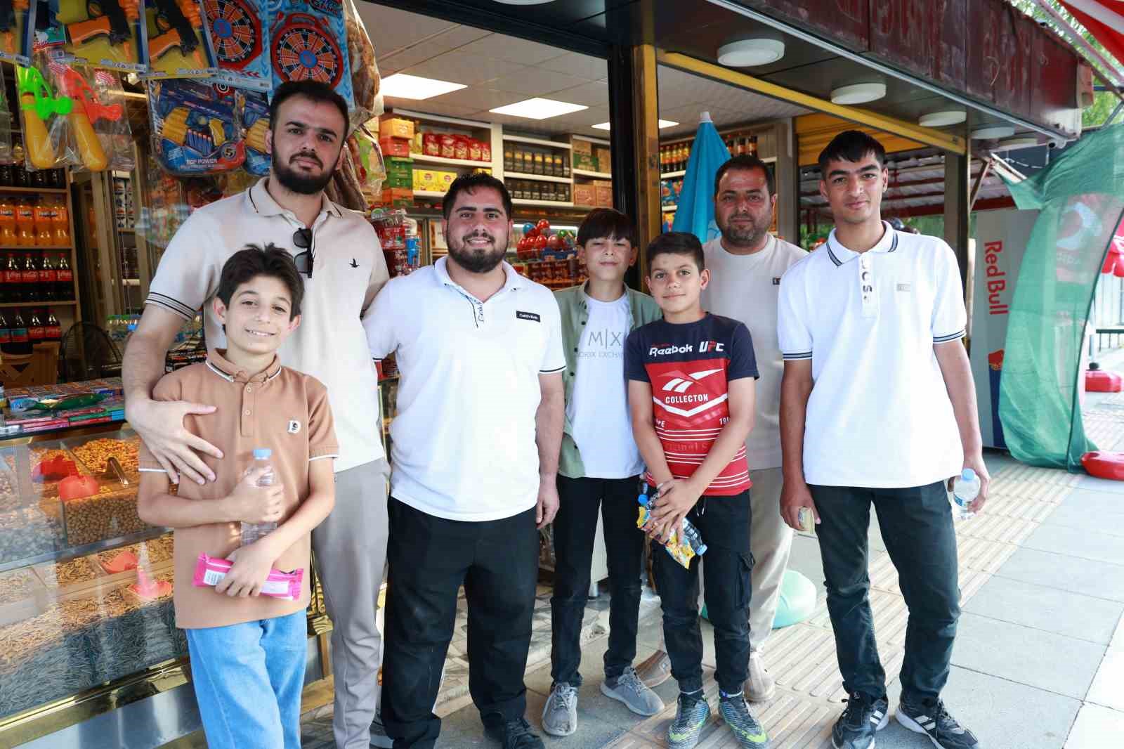Elazığ’da suyun parasını boş kovaya bırakıp kameraya el sallayan çocuklar o anları anlattı