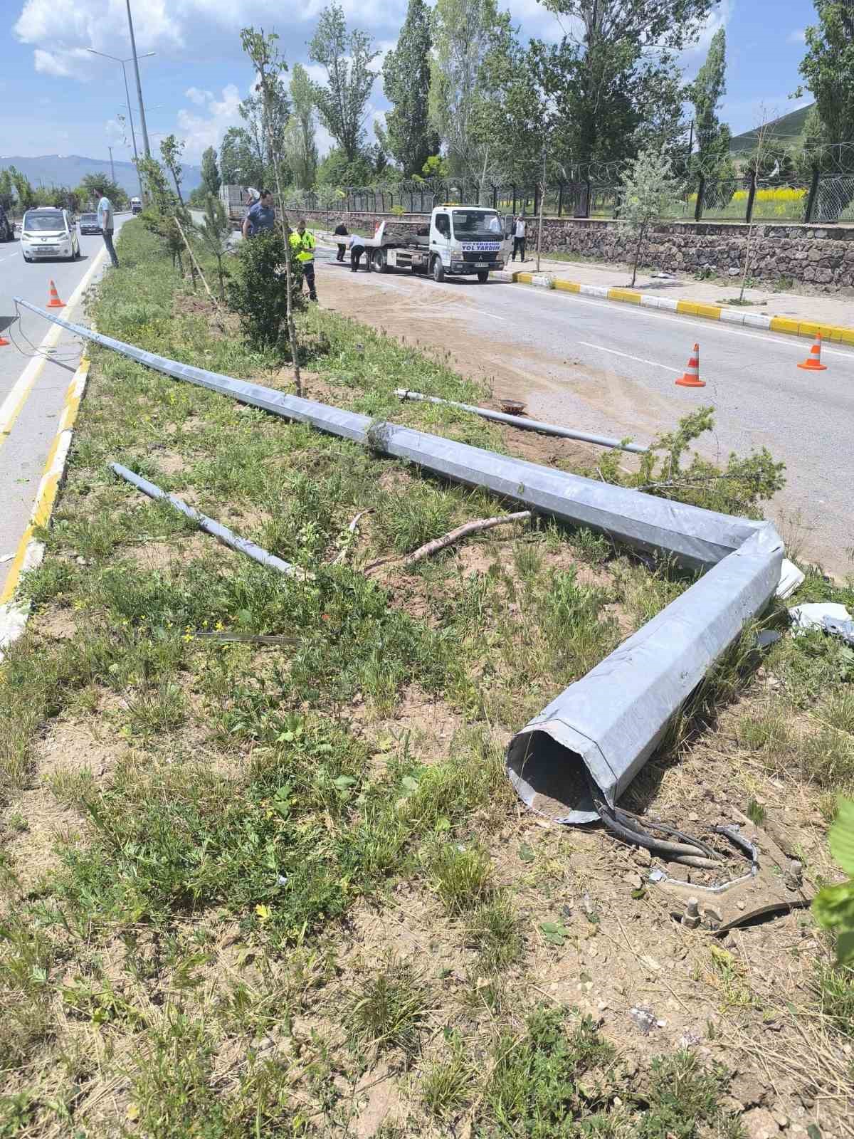 Patnos’ta trafik kazası: Araç takla attı, sürücü yaralandı