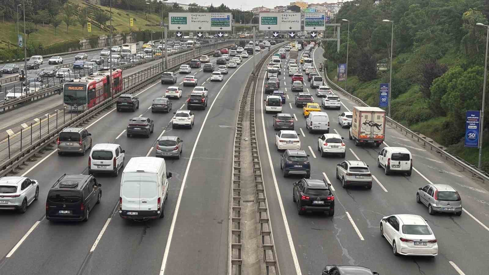 Megakent g&uuml;ne trafikle uyandı: Trafik yoğunluğu y&uuml;zde 71&rsquo;e ulaştı