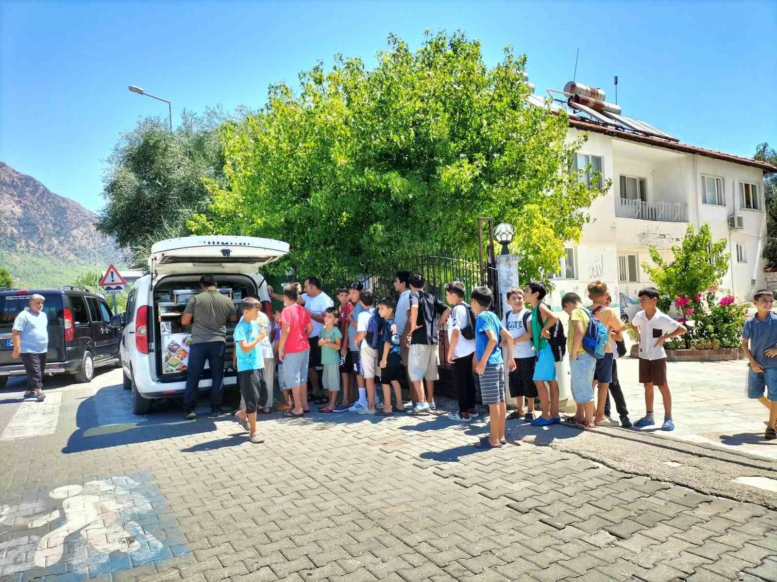 Hayırseverlerden yaz Kur’an kursu öğrencilerine tatlı sürpriz