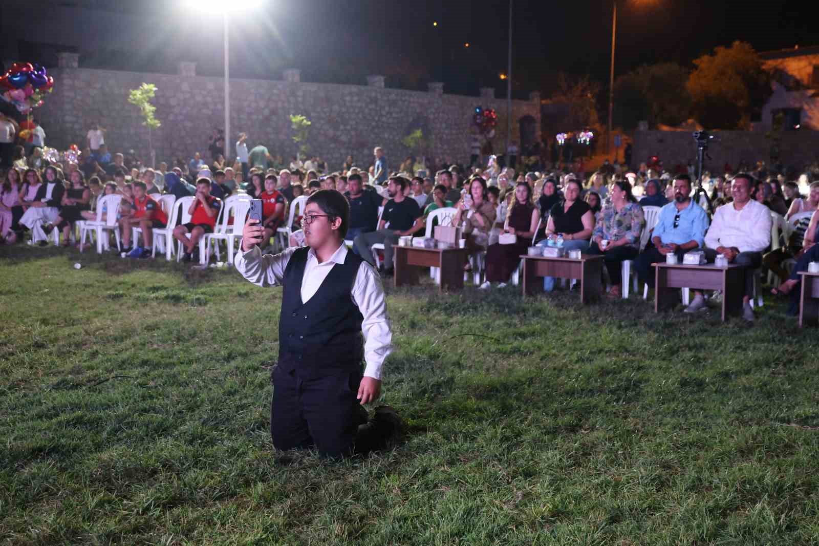 "Geleneksel Kozan Belediyesi Yaz Konserleri" başladı: Konserin en b&uuml;y&uuml;k alkışı &ouml;zel bireye