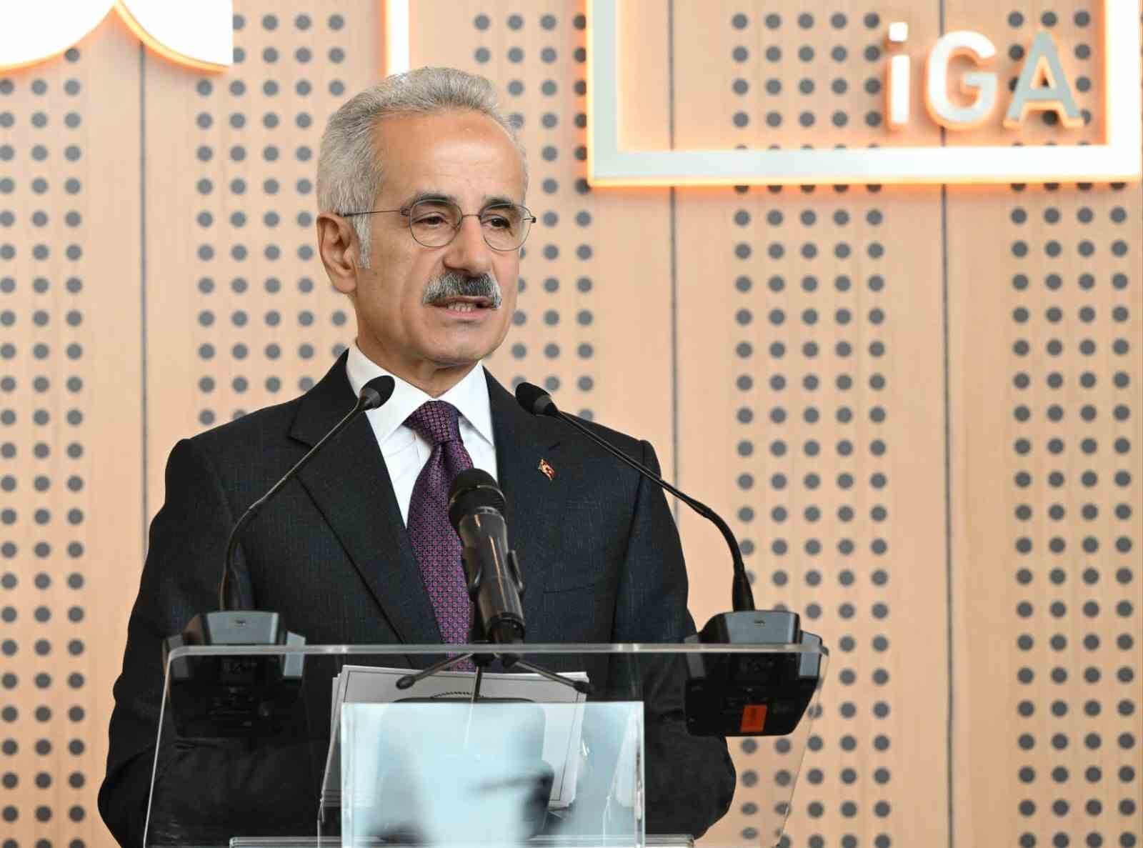 Bakan Uraloğlu: "İstanbul Havalimanı&rsquo;mızın 4&rsquo;&uuml;nc&uuml; ana pistinde &ccedil;alışmalarımızda son aşamaya geldik"