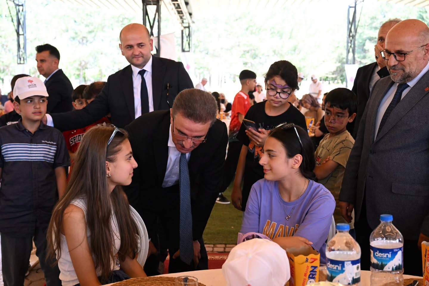 Vali Aydın Baruş, vakıf bursiyeri &ouml;ğrencilerle piknik ş&ouml;leninde buluştu