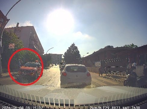Koltuk değnekli &ouml;ğrencinin yardımına zabıta personeli koştu