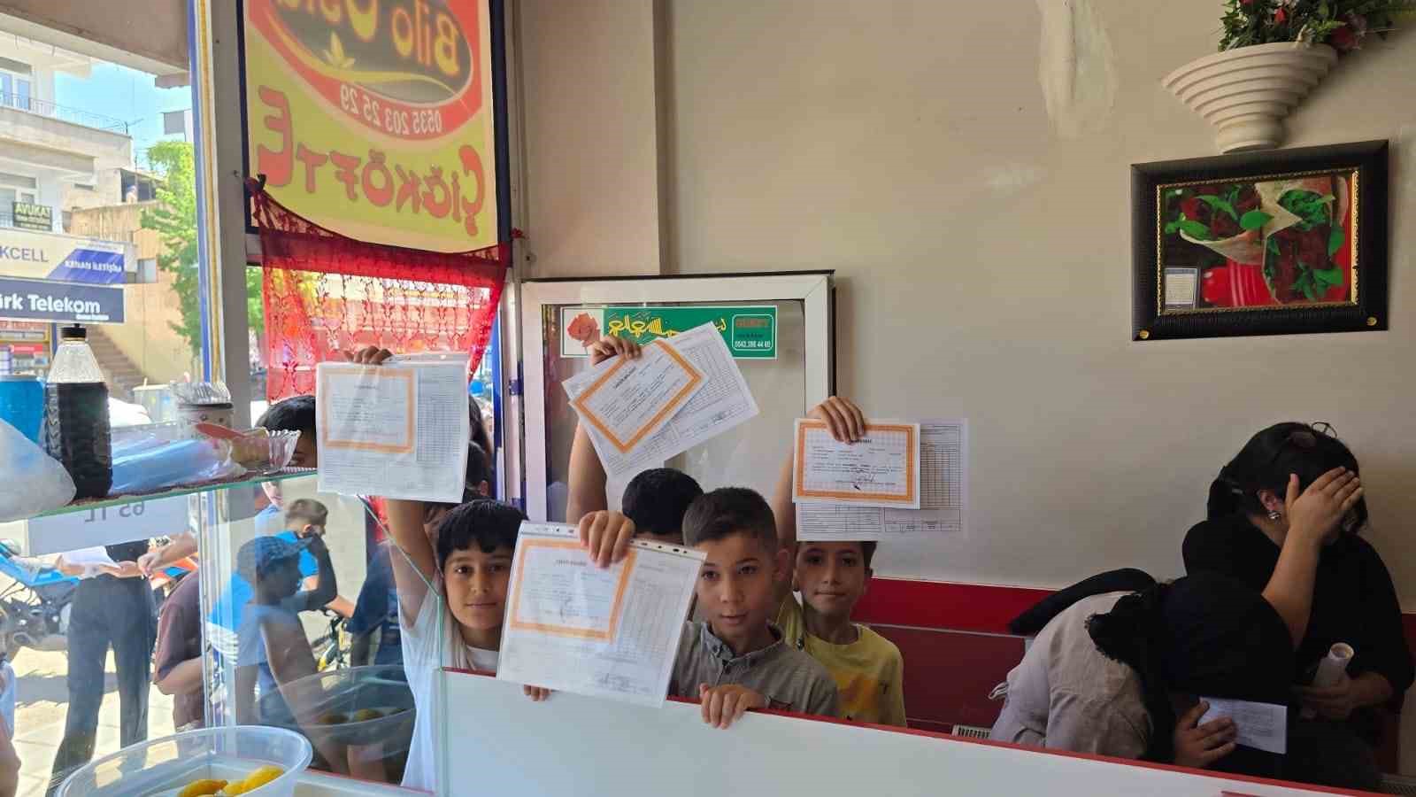 &Ccedil;ermik&rsquo;te takdirini alan &ouml;ğrenciler d&uuml;r&uuml;mc&uuml;ye koştu