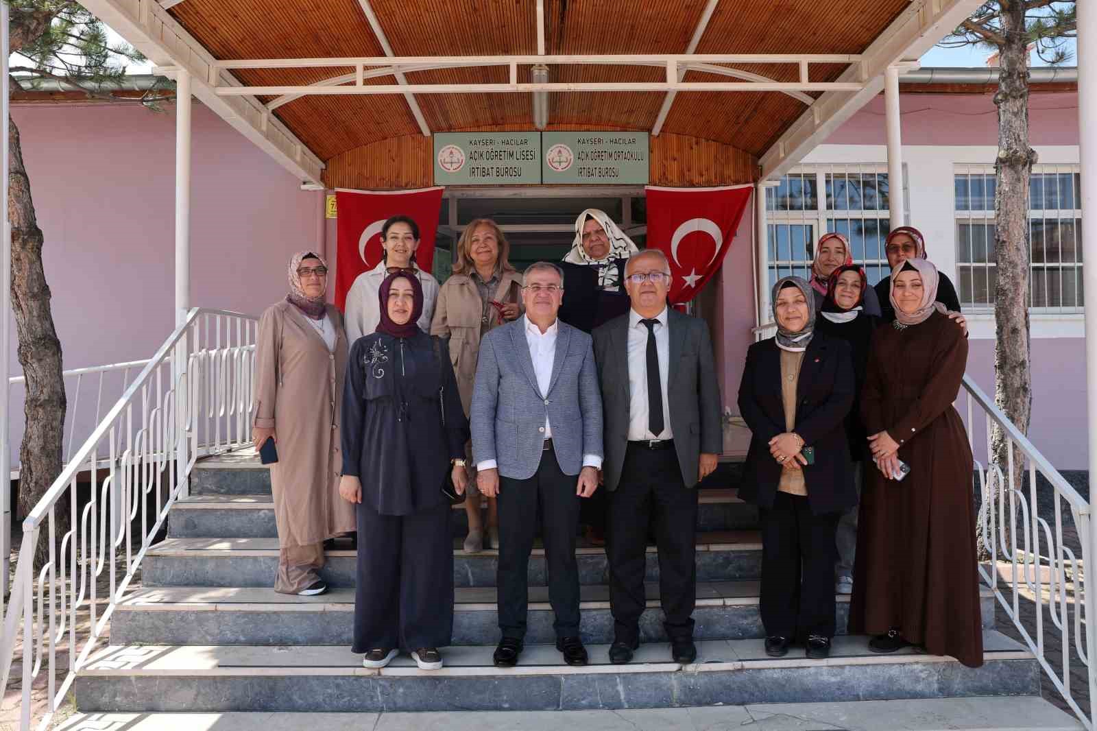 Başkan &Ouml;zdoğan, el emeği g&ouml;z nuru eserleri inceledi