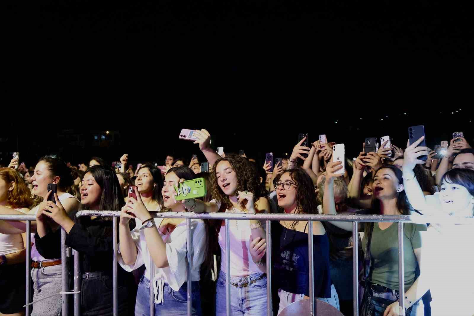 Aydın Büyükşehir’in ‘Yaza Merhaba’ etkinliği Aydilge konseri ile başladı